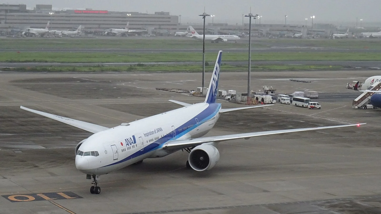羽田空港で第3ターミナルへ向かって地上を走るANAのボーイング777-300ER。