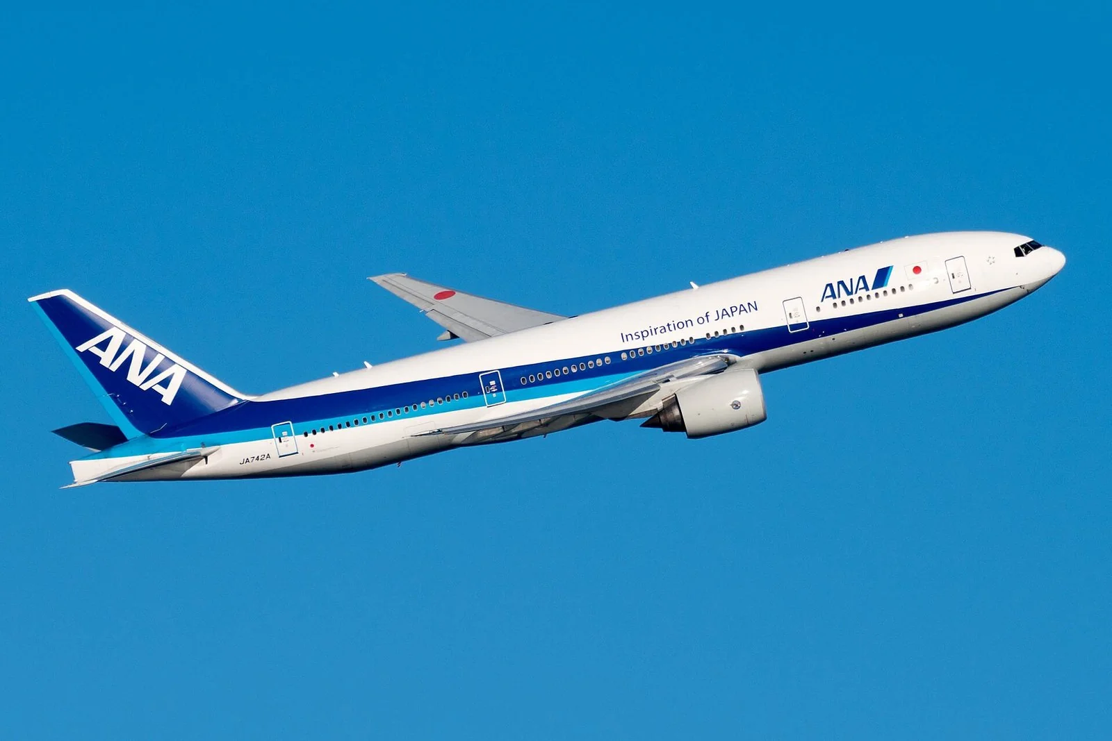 羽田空港の近くを離陸して上昇するANAのボーイング777。