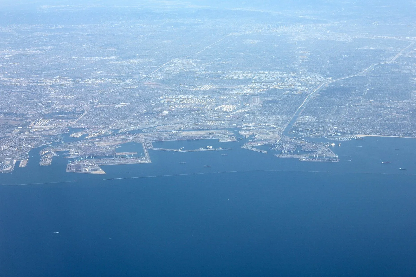 上空から見たロサンゼルス港の岸壁と水路の広い眺め。