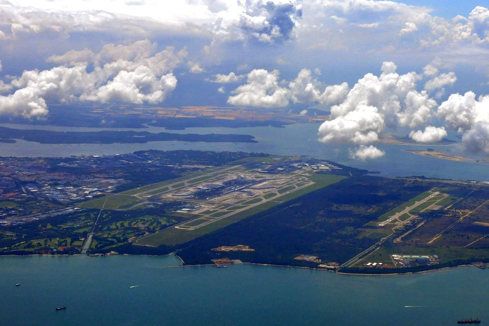 シンガポールのチャンギ空港と周辺の滑走路の空撮。2011年撮影の参考写真です。