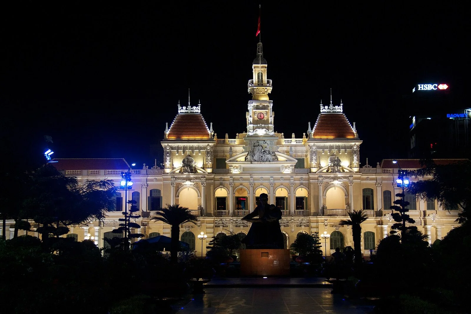 夜の照明に浮かぶホーチミンの市庁舎の正面。2011年に撮影された参考写真です。