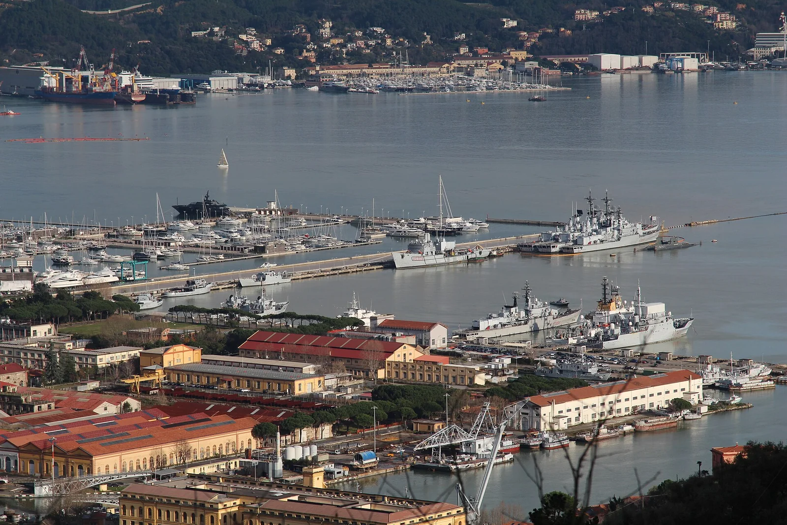 ラ・スペツィアの港を高台から見た景色（軍港のため軍艦も写る）