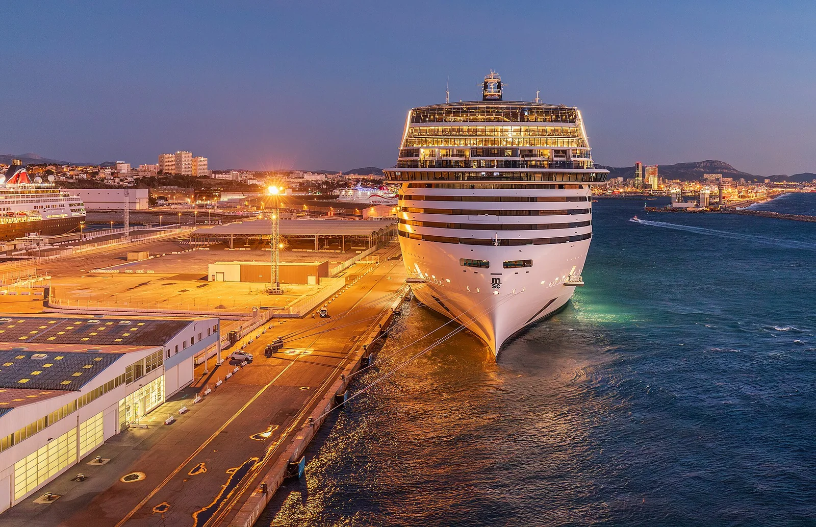 MSC ワールド・エウロパの船首側の外観。マルセイユの港（夕暮れ）