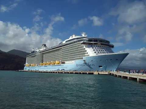 Anthem of the Seas(Royal Caribbean International)が港に停泊中の外観