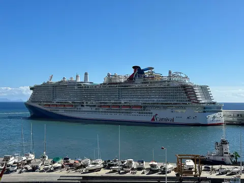 Carnival Celebration(Carnival Cruise Line)が港に停泊中の外観