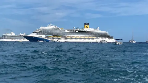 Carnival Firenze（Carnival Cruise Line）が港に停泊中の外観