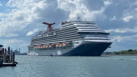 Carnival Vista(Carnival Cruise Line)が航行中の外観