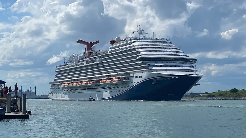 Exterior of Carnival Vista (Carnival Cruise Line), sailing