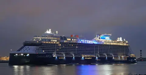Celebrity Apex（Celebrity Cruises）の夜の外観