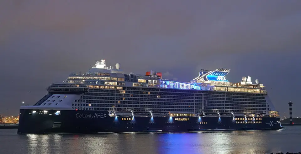Celebrity Apex（Celebrity Cruises）の夜の外観