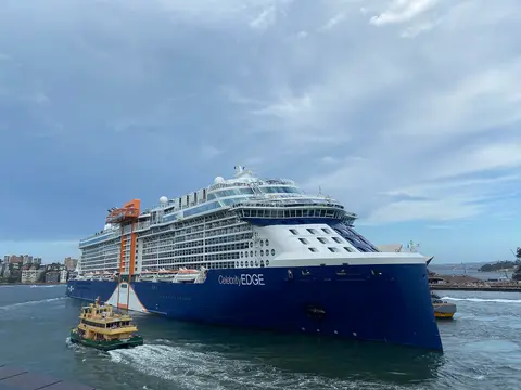 Celebrity Edge（Celebrity Cruises）が航行中の外観