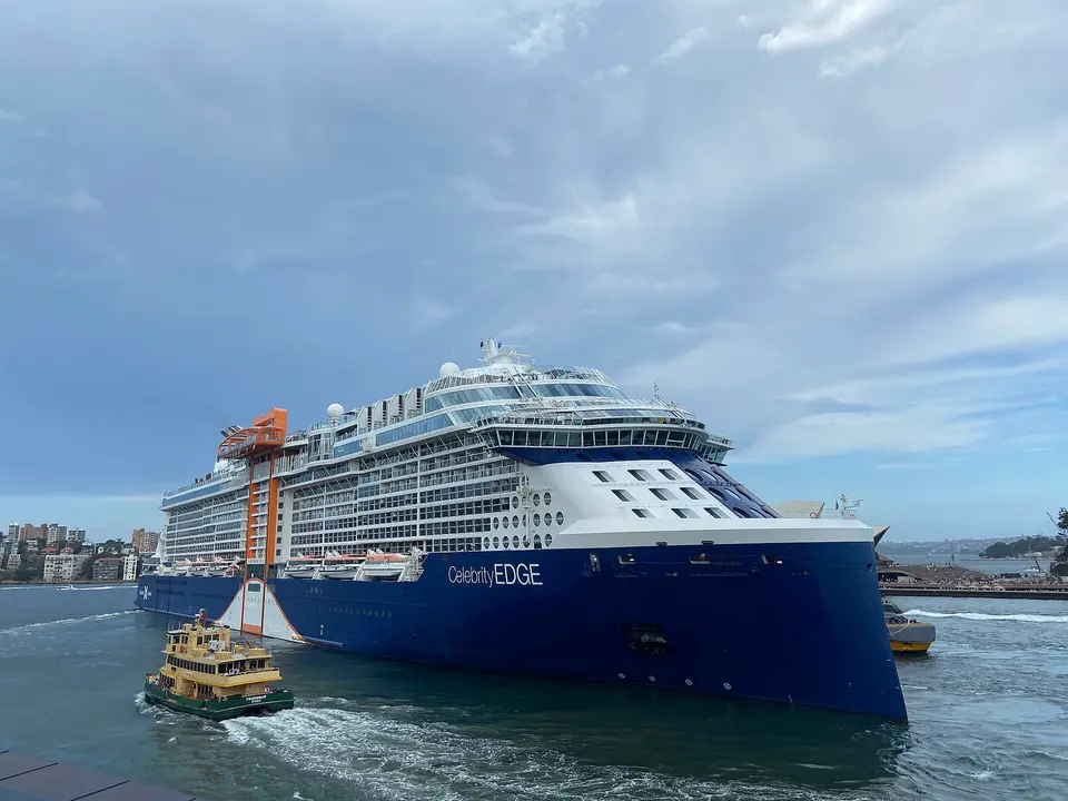 Celebrity Edge(Celebrity Cruises)が航行中の外観