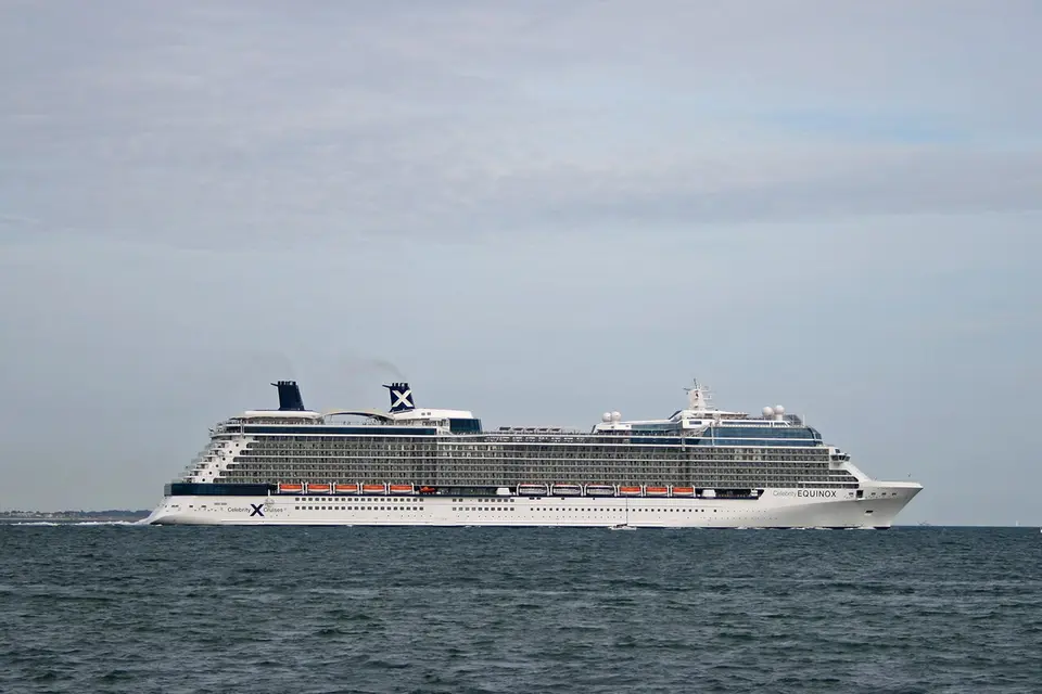 Celebrity Equinox(Celebrity Cruises)の外観