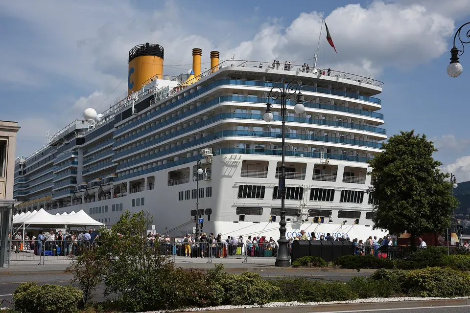 Costa Deliziosa（Costa Cruises）が港に停泊中の外観