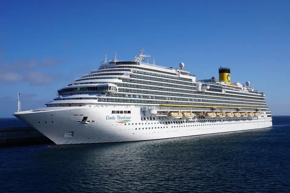 Costa Diadema(Costa Cruises)が港に停泊中の外観