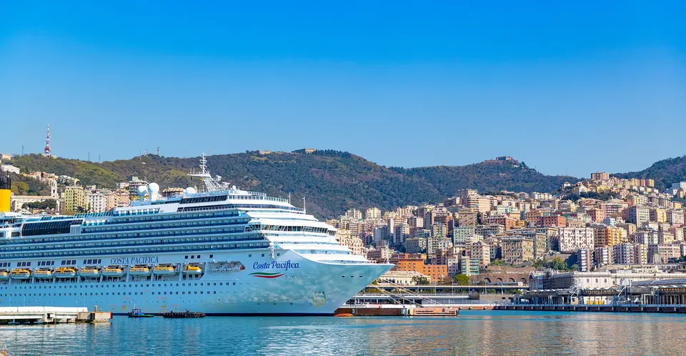 Costa Pacifica(Costa Cruises)が港に停泊中の外観