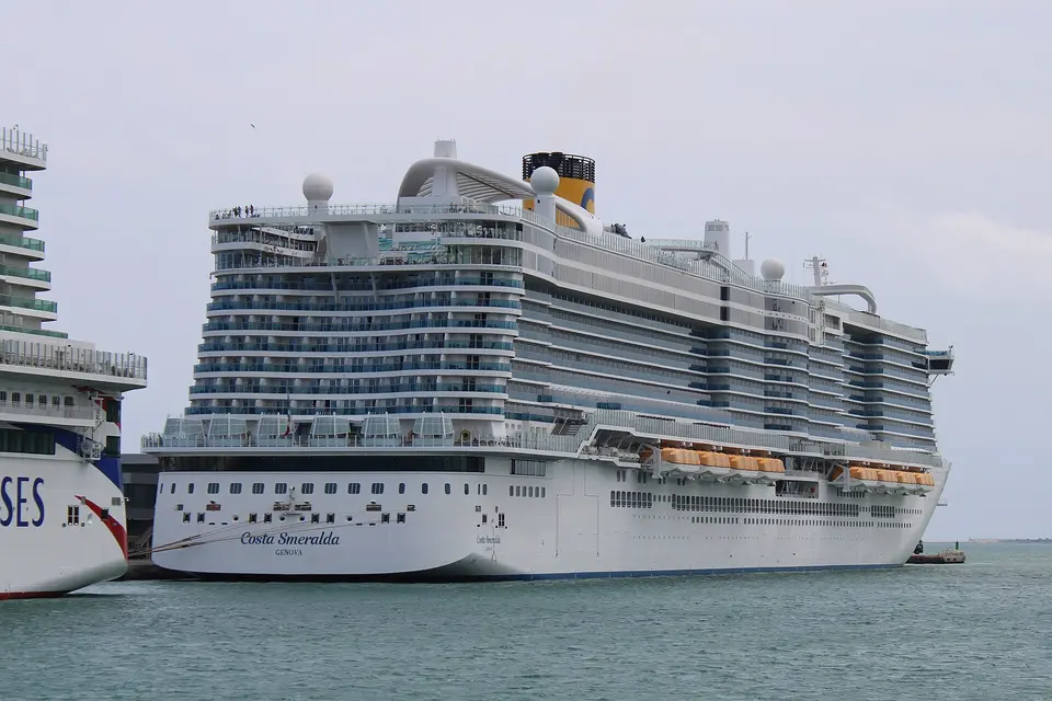 Costa Smeralda（Costa Cruises）が港に停泊中の外観