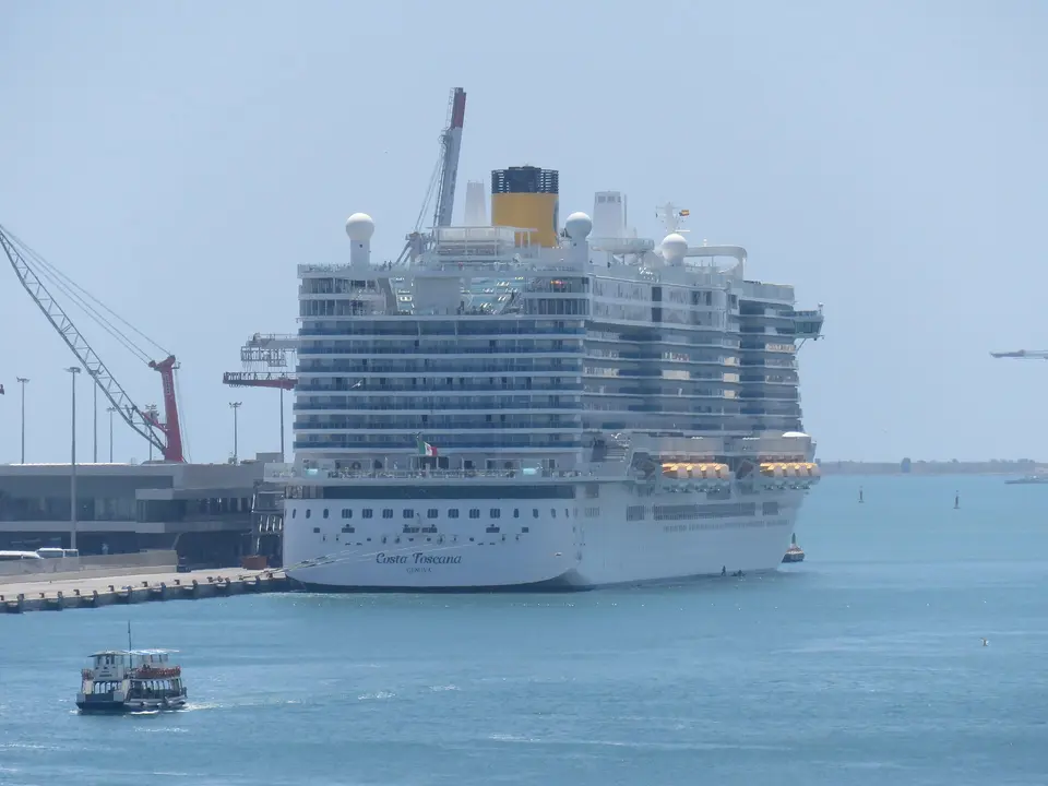 Costa Toscana（Costa Cruises）が港に停泊中の外観