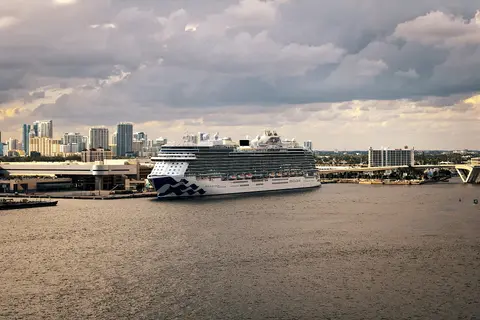 Enchanted Princess（Princess Cruises）が港に停泊中の外観