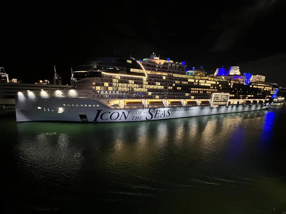 Icon of the Seas（Royal Caribbean International）の夜の外観