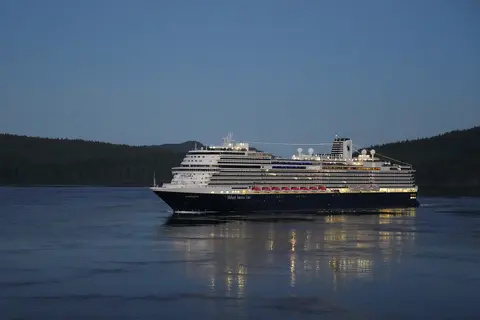 Koningsdam(Holland America Line)の夕暮れの外観