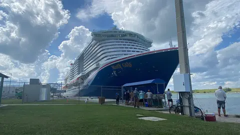 Mardi Gras(Carnival Cruise Line)が港に停泊中の外観