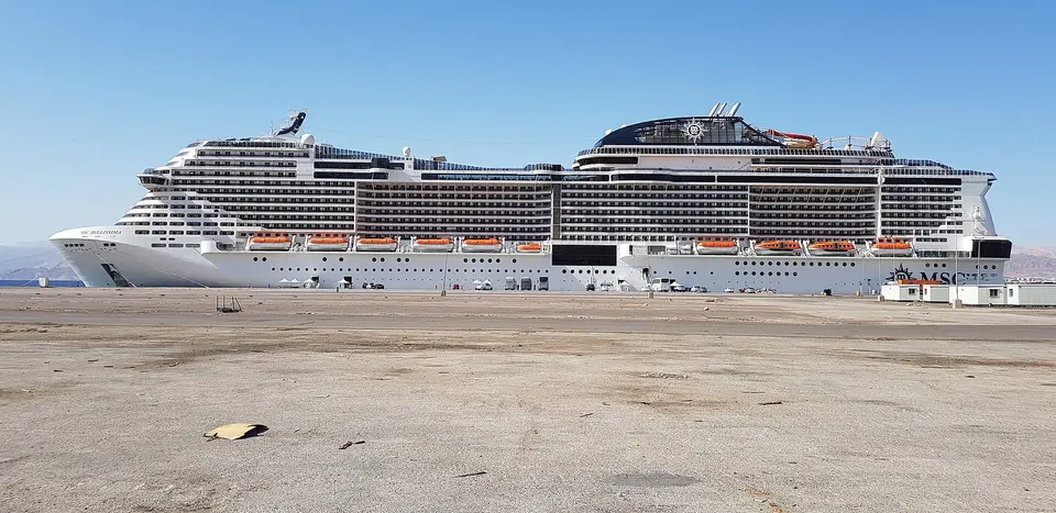 MSC Bellissima(MSC Cruises)が港に停泊中の外観