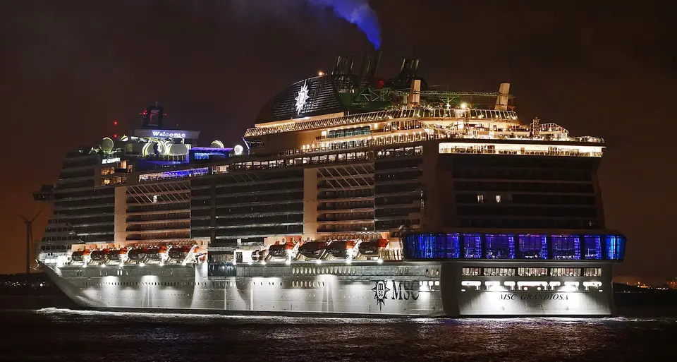 MSC Grandiosa（MSC Cruises）が夜に航行中の外観