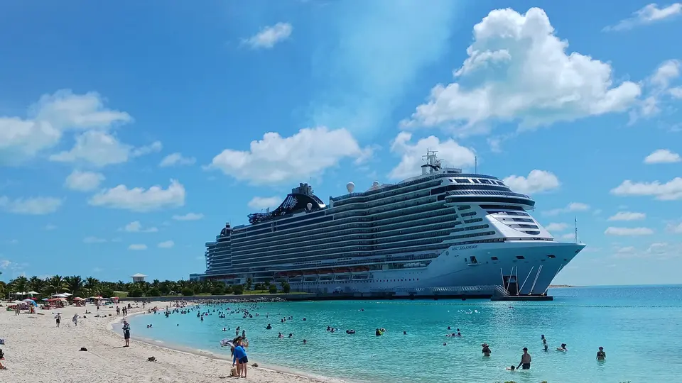 MSC Seashore（MSC Cruises）が港に停泊中の外観