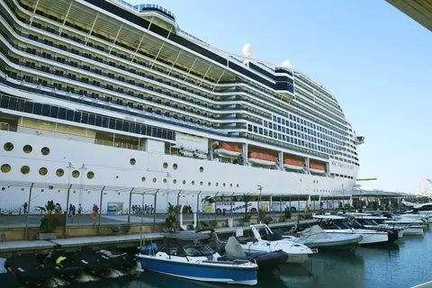 MSC World Europa（MSC Cruises）が港に停泊中の外観