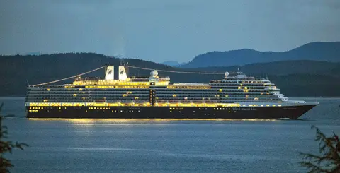 Nieuw Amsterdam(Holland America Line)が夜に航行中の外観