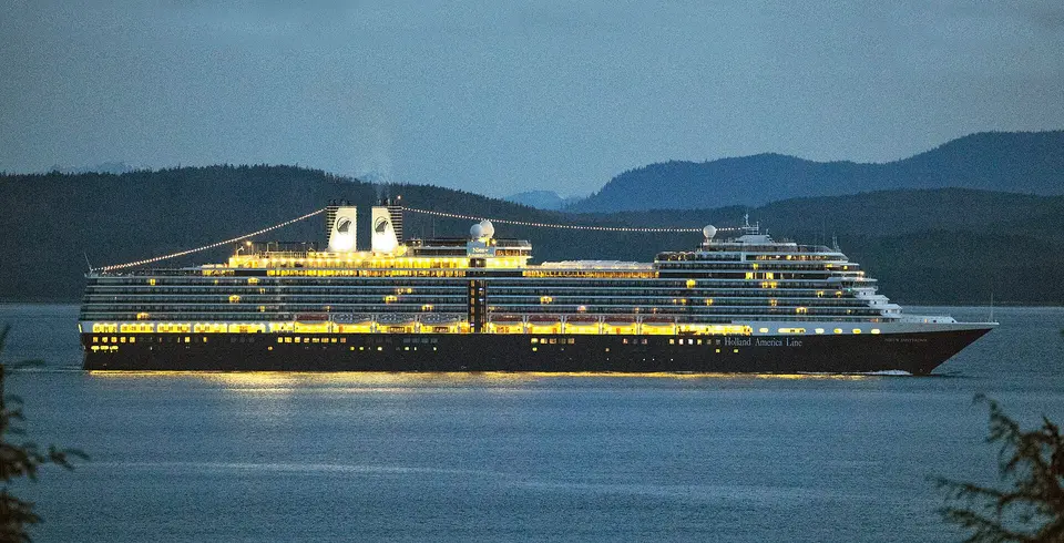 Nieuw Amsterdam(Holland America Line)が夜に航行中の外観