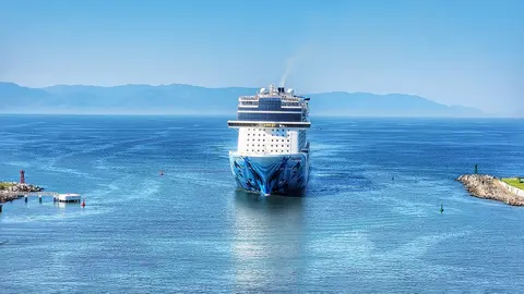 Norwegian Bliss(Norwegian Cruise Line)が航行中の外観