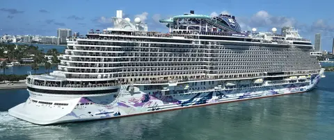 Norwegian Luna(Norwegian Cruise Line)が航行中の外観
