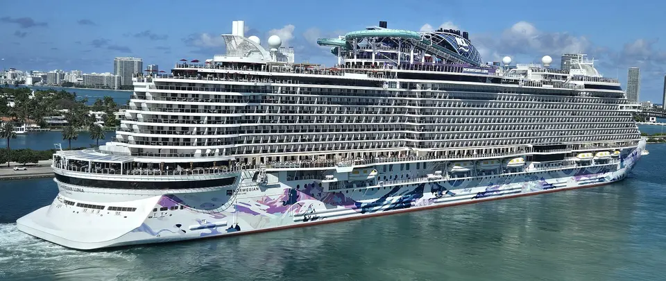 Norwegian Luna(Norwegian Cruise Line)が航行中の外観