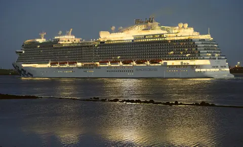Sky Princess（Princess Cruises）の夜の外観