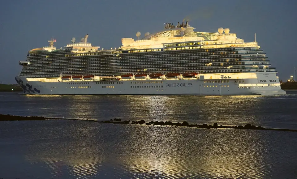 Sky Princess(Princess Cruises)の夜の外観