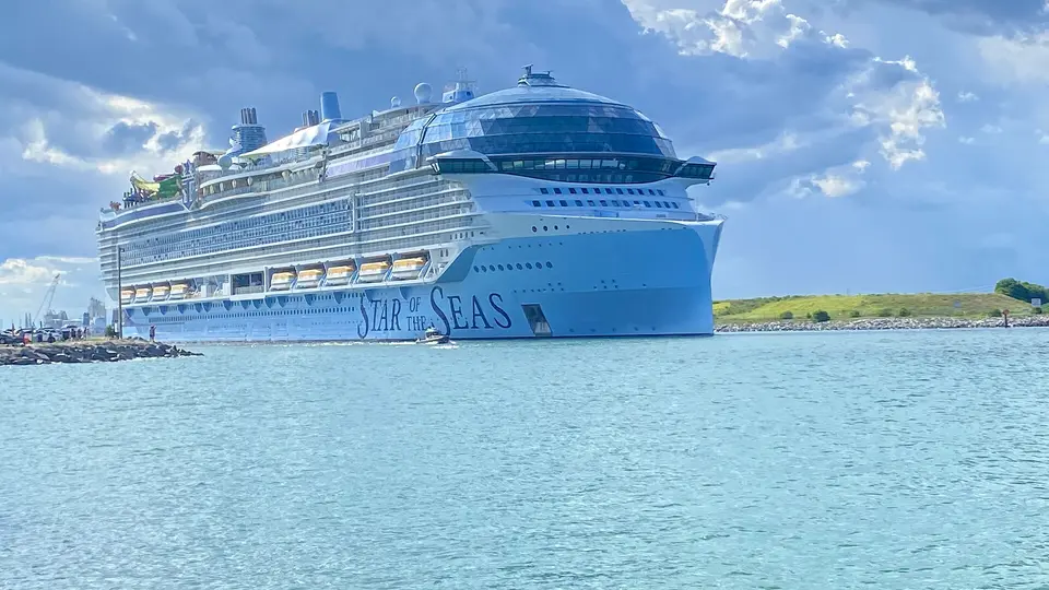 Star of the Seas（Royal Caribbean International）が航行中の外観