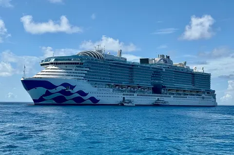 Star Princess（Princess Cruises）が沖に停泊中の外観