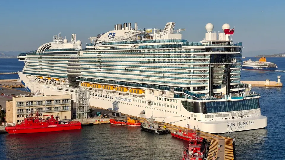 Sun Princess（Princess Cruises）が港に停泊中の外観