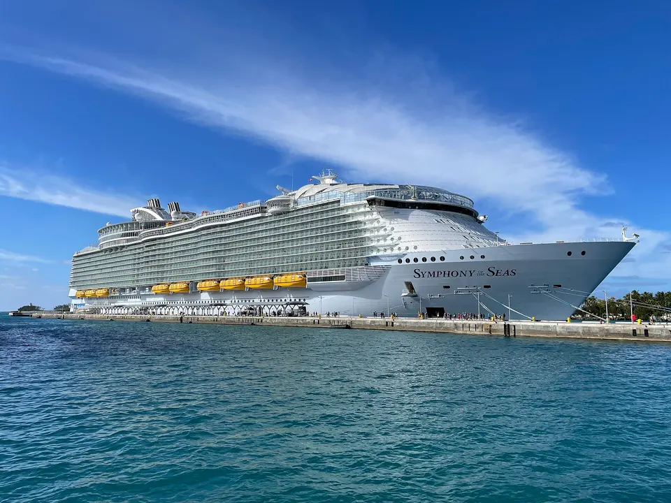 Symphony of the Seas（Royal Caribbean International）が港に停泊中の外観