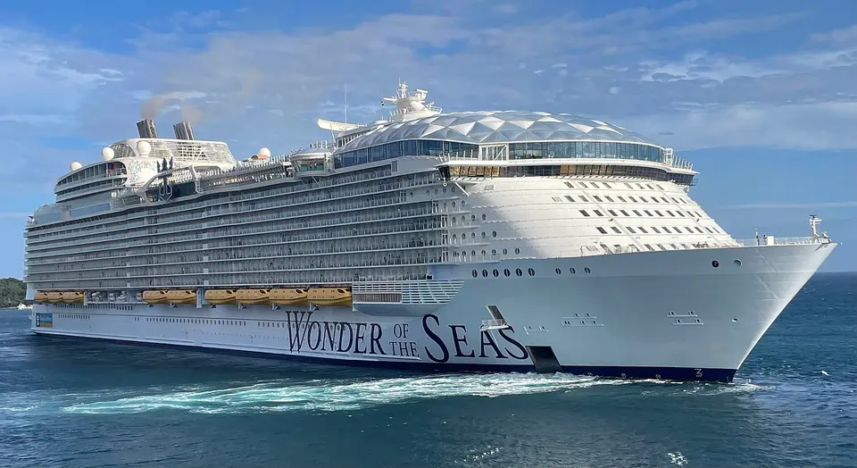 Exterior of Wonder of the Seas (Royal Caribbean International), sailing